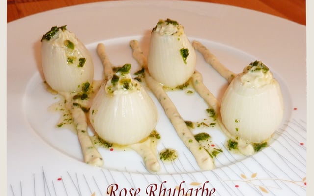 Petits oignons farcis d'une mousseline de flageolet au chèvre frais et beurre d'herbes