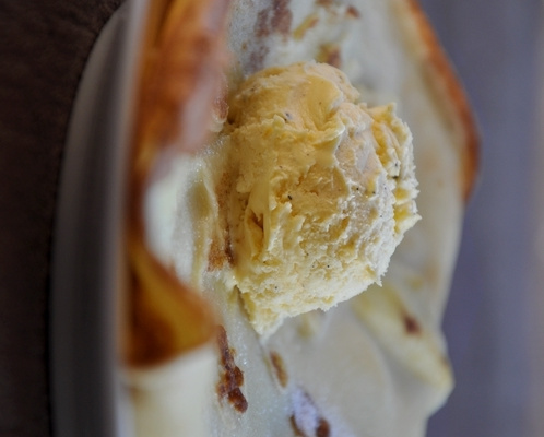 Crêpes aux pommes et glace à la vanille