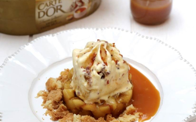 Tatin de pommes, coulis de caramel au beurre salé, crème glacée Carte d'Or® façon glacier saveur crème brûlée