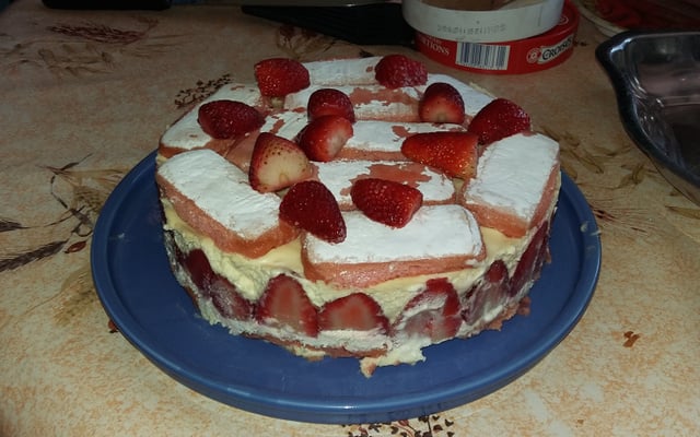 Fraisier express aux biscuits roses