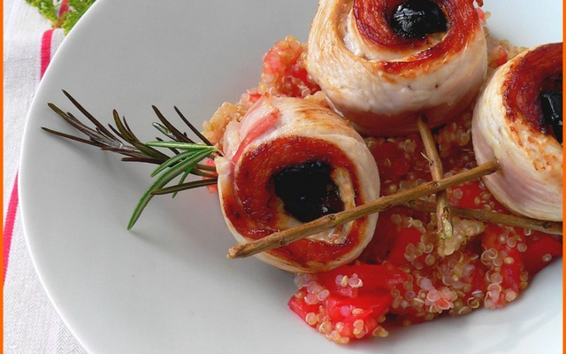 Brochette de dinde au romarin, lard et pruneaux