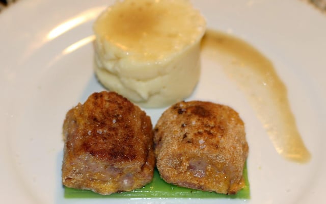 Pieds de porc panés revisités sur lit de gelée aux petits pois et purée au chaource