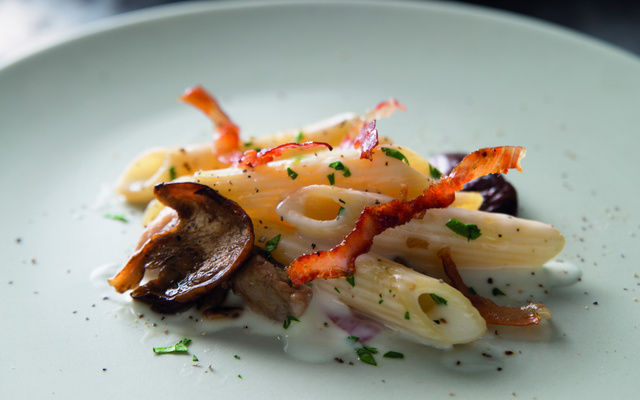 Penne au bacon, champignons porcini et truffe noire