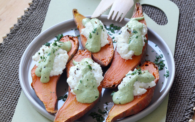 Patates douces rôties, ricotta et sauce verte au tahiné