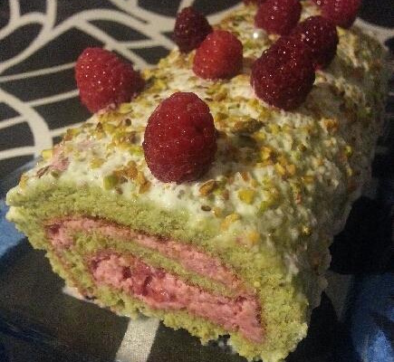 Bûche à la pistache et sa crème à la framboise