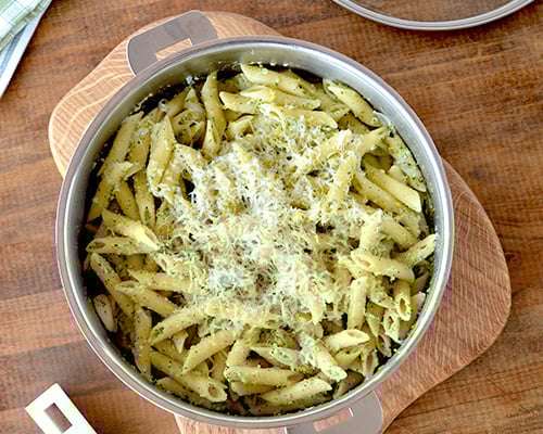 One Pan Pasta - Penne rigate aux oignons & brocoli