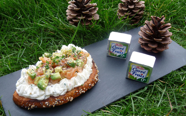 Tartine de carré frais façon tartare de saumon à l'huile de sésame