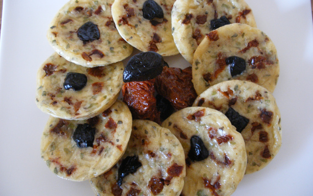 Minis crêpes aux tomates confites et olives noires