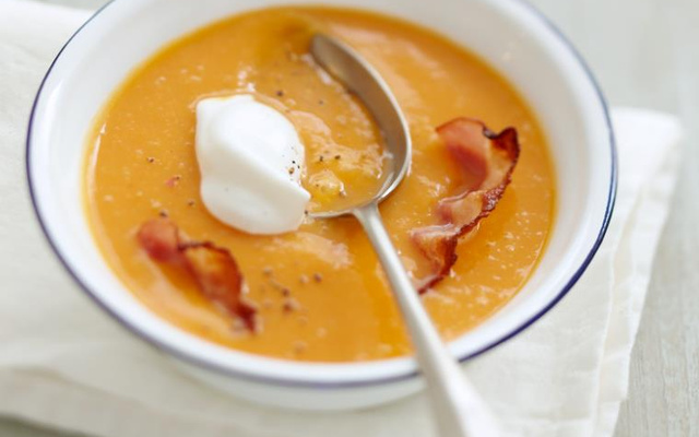Velouté de potiron aux châtaignes et chips de bacon sans œufs