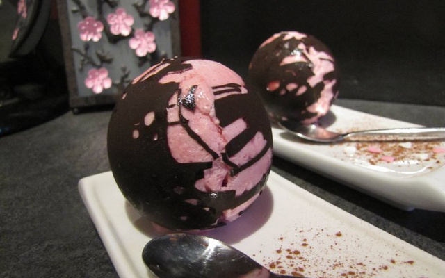 Mousse à la framboise en cage au chocolat