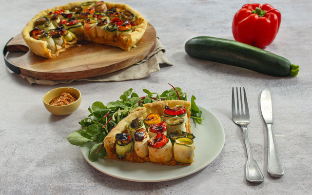 Tarte aux courgettes et poivrons roulés à la mozzarella