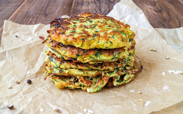 Petites crêpes de courgettes à la mozzarella