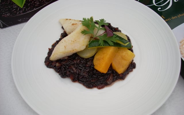 Risotto vénéré Riso Gallo cuit au bouillon de couscous et goujonnettes de Saint-Pierre