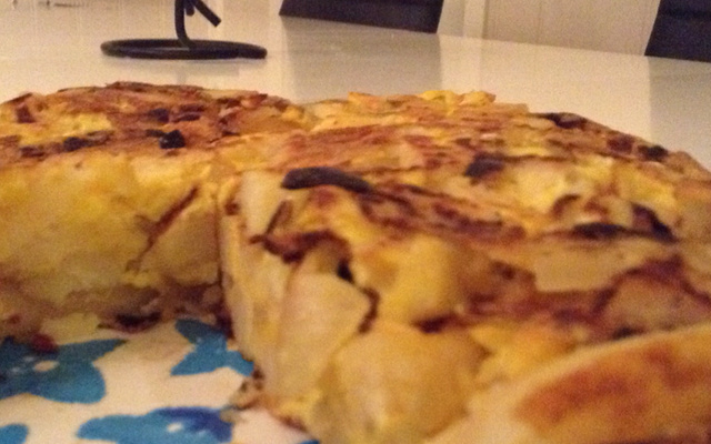 Torilla espagnole aux pommes de terre et aux oignons