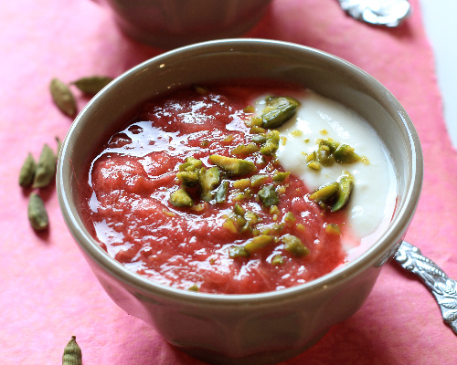 Compote de rhubarbe à l'eau de rose et à la cardamome