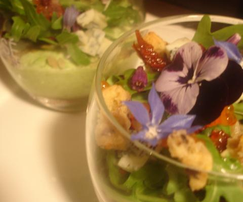 Verrine en bavarois petits pois et estragon, sablé au parmesan et olives noires, salade folle en Bleu de Gex et citron confit