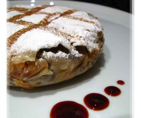 Petites Pastillas aux navets nouveaux et oignons, sirop de dattes, noisettes et raz el hanout