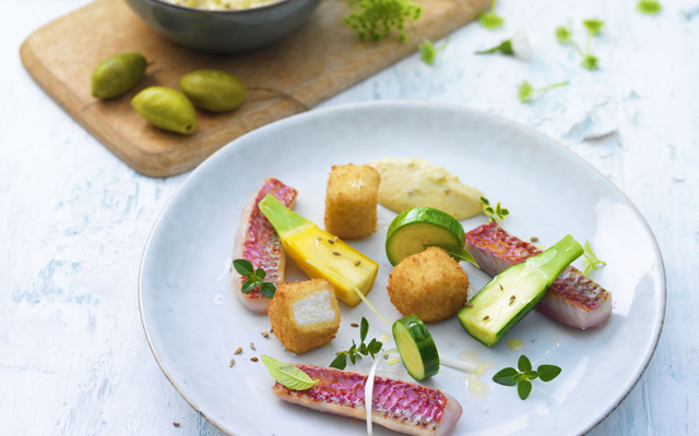Rouget barbet et Carré Frais© en croûte de pain courgettes et vinaigrette à l’anchois