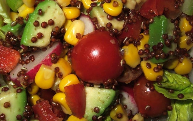 Salade au quinoa rouge