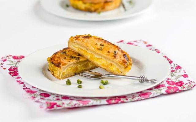 Tourtes croustillantes aux abricots au sirop et pistaches