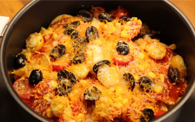 Tomate et fromage sur lit de chips tortillas