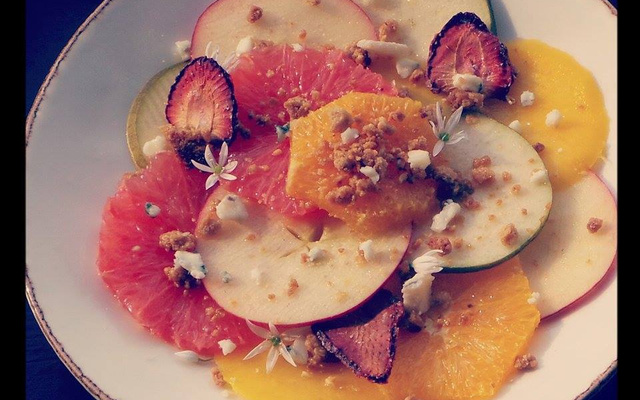 Carpaccio de fruits, crumble au roquefort et chips de fraises