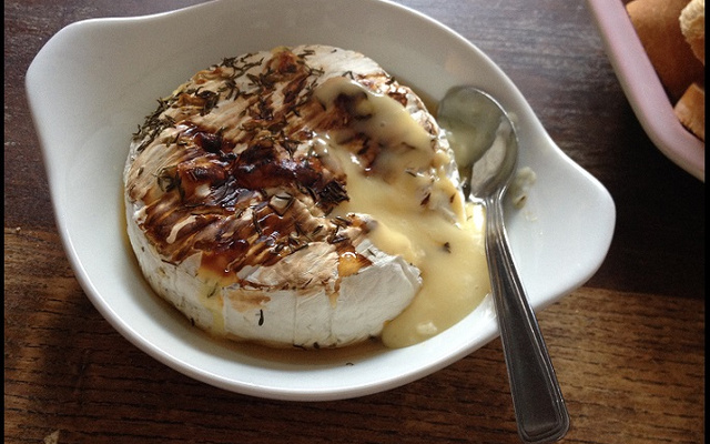Camembert rôti au miel