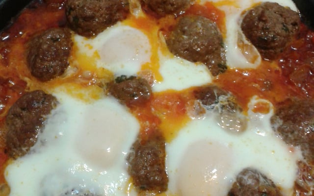 Tajine de kefta aux œufs traditionnel