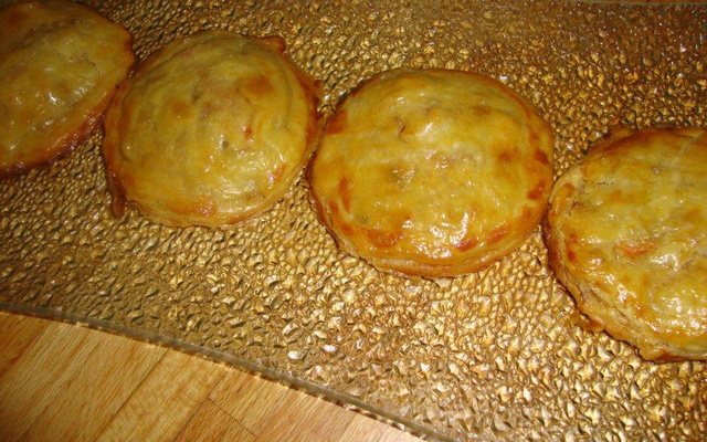 Tourtes individuelles aux champignons, thon, poivrons et tomates