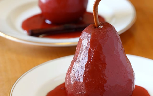 Poires Conférences pochées au vin rouge