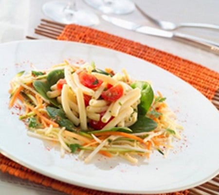 Salade de légumes, macaronis et vinaigrette à la chicorée
