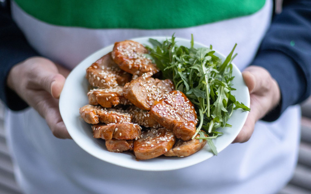 Filet mignon de porc caramélisé et salade de roquette