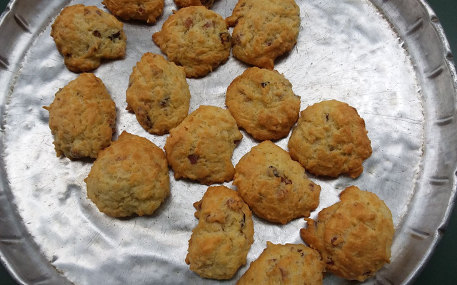 Cookies oignons, sésame et lard fumé