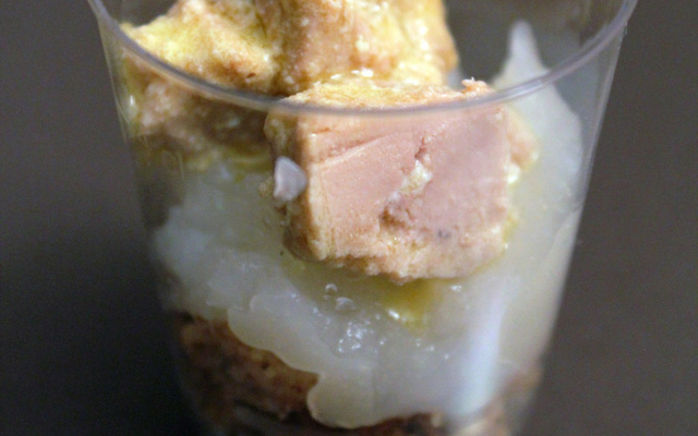 Verrine chic : crumble de noisettes, compotée de poires et dés de foie gras