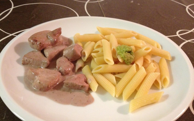 Penne rigate au poulet, sauce porto et pesto