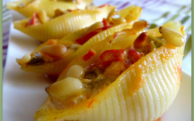 Conchiglie aux poivrons, brocciu et pignons de pin