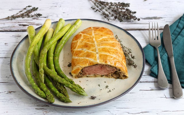 Magret de Canard façon Wellington et asperges vertes sautées