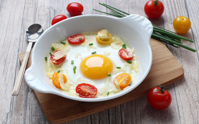 Œufs au plat au four aux tomates cerise et parmesan