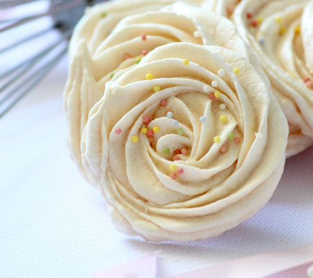 Meringues en forme de rose à la douille