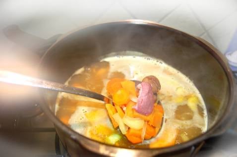 Velouté aux légumes et aux épices avec brisures de magrets de canard fumé