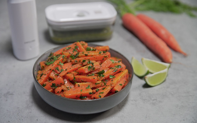 Carottes à la chermoula et pesto de fanes de carottes