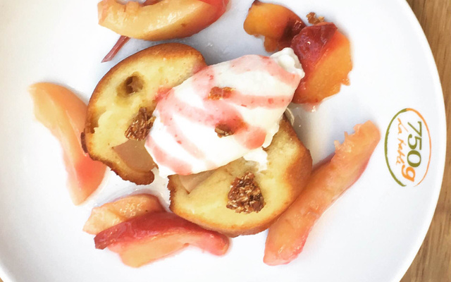 Gâteau renversé à la nectarine, nectarines pochées à la verveine et glace verveine