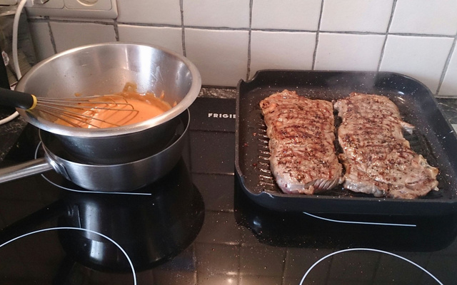 Filet de bœuf rôti sur la tranche, fumé aux épines de pin, sauce choron, grenailles de l'île de Ré en cocotte