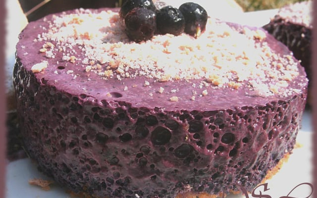 Mousseux parfait à la myrtille sur lit de biscuit roses de Reims