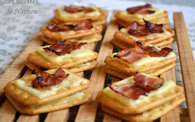 Tuc à l'emmenthal et au lard fumé