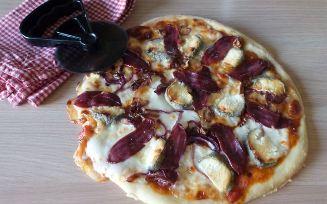 Pizza chic aux magrets de canard fumé, crottin de chèvre et oignon rouge