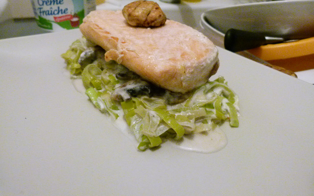Saumon sur son lit fondant de poireaux