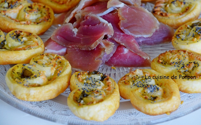 Palmier au chèvre et basilic garni de graines de pavot