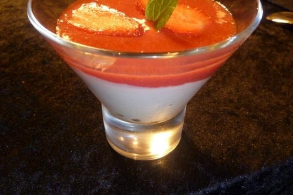 Mousse au chocolat blanc et son coulis de gariguettes à la menthe