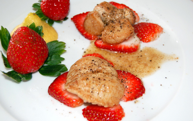 Testicules de dindon sur carpaccio de fraises